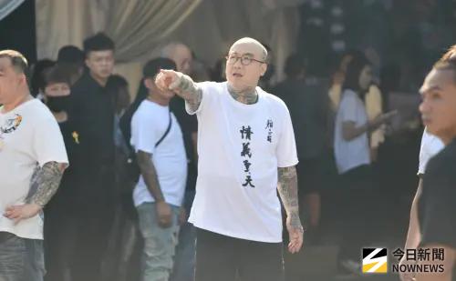 鋼鐵爸撐痛送顏正國最後一程！哽咽：下週是媽媽告別式　台下痛哭
