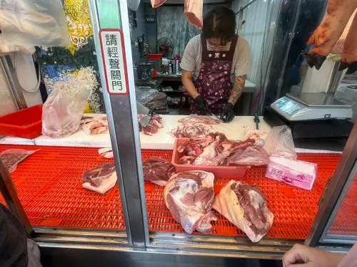 ▲菜市場,豬肉攤。（圖／記者周淑萍攝）