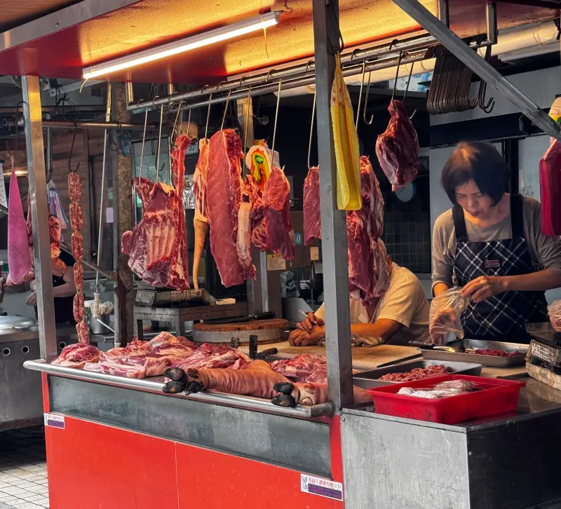 ▲等了10多天，溫體豬肉再次回歸市場，一早直擊市場可以感受到攤商備貨量比平常還要豐富。（圖／記者周淑萍攝）