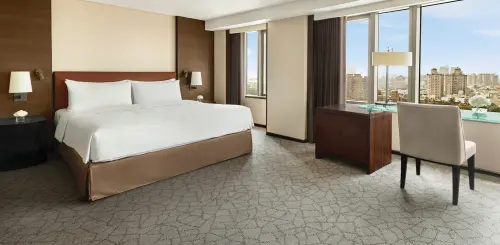 ▲台南遠東香格里拉「旅遊禮包－美饌假期」加贈特選尊榮客房升等券一張，入住高樓層，古都美景盡收眼底。（圖／台南遠東香格里拉提供）