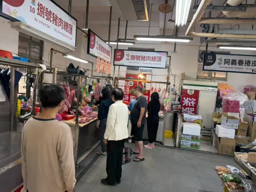 ▲市場內豬肉攤生意相當好。（圖／記者周淑萍攝）