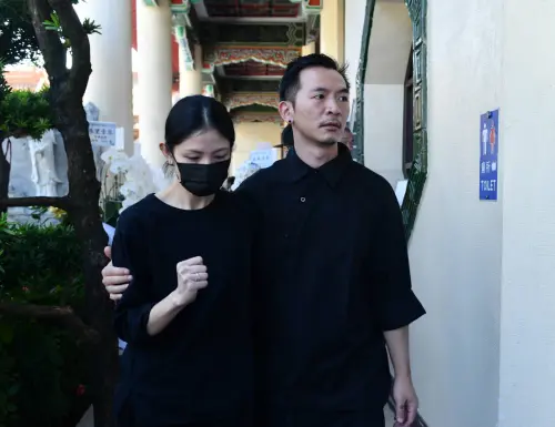 ▲李千娜（左）出席顏正國告別式，神情看來頗為哀戚。（圖／記者林柏年攝）