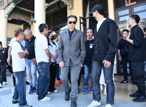 ▲李興文（中）前來送別顏正國。（圖／記者林柏年攝）