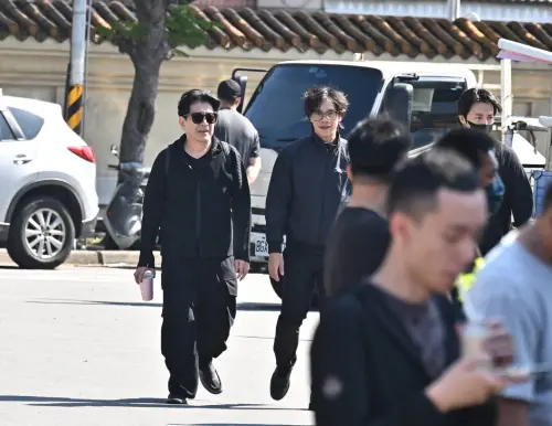 ▲高捷（中左）出席顏正國告別式。（圖／記者林柏年攝）