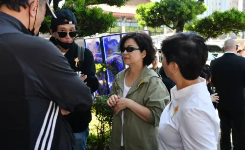 ▲喜翔（左二）與楊貴媚（中）都出席了顏正國的告別式，對於他去世萬分不捨。（圖／記者林柏年攝）