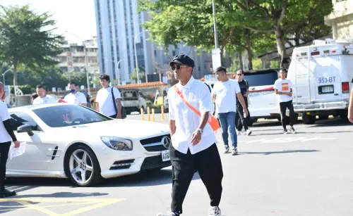 ▲小馬（中）也來送顏正國最後一程。（圖／記者林柏年攝）