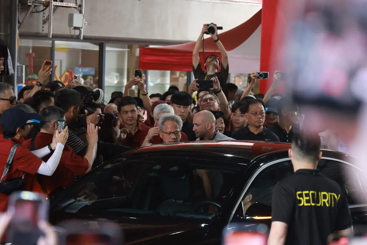 ▲輝達執行長黃仁勳結束台積電運動會後，趕往桃園機場搭乘私人飛機離開返美。（圖╱記者葉政勳攝）