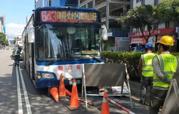 快訊／公車撞上施工告示牌！台北中山區驚傳意外 兩6歲童送醫