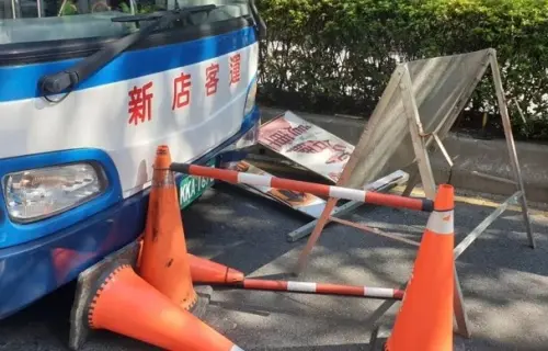 ▲ 台北市中山區四平街與松江路口8日上午發生公車事故，一輛643路新店客運疑似駕駛未注意前方施工告示牌，直接撞上標誌。（圖／翻攝畫面）
