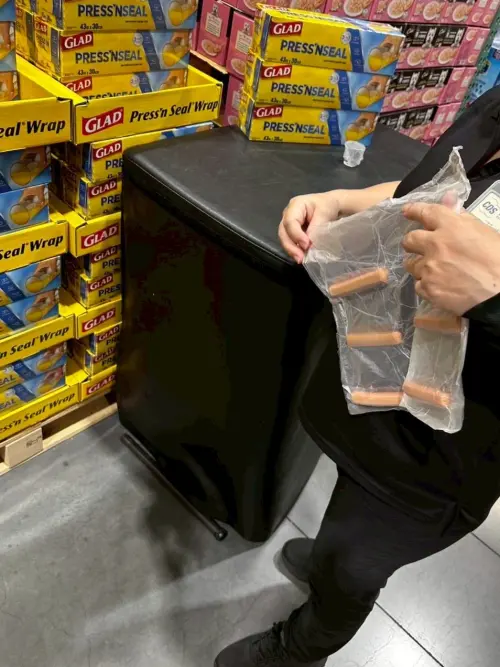 ▲好市多銷售人員示範用GLAD保鮮膜分裝香腸。（圖／Costco好市多 商品經驗老實說臉書）