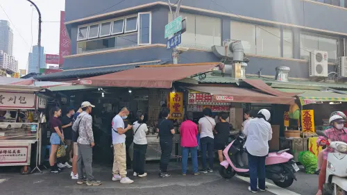▲高雄知名老店「南豐滷肉飯」今天中午排隊人潮比以往更誇張，轉彎進去後還有一長排人龍。（圖／Annis提供）
