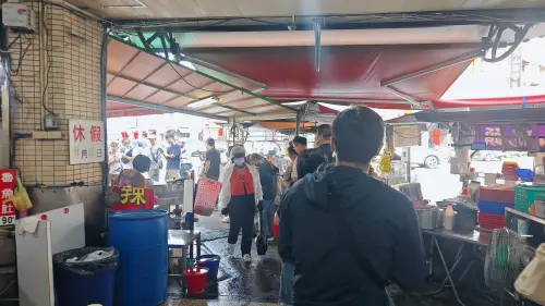 ▲南豐滷肉飯今天重新開張，現場目測至少40人，人龍轉了好幾個彎。（圖／Annis提供）