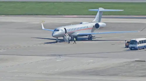 ▲輝達執行長黃仁勳剛已搭乘私人飛機離開台灣，結束一日多的行程，返回美國。（圖╱截取自影片畫面）