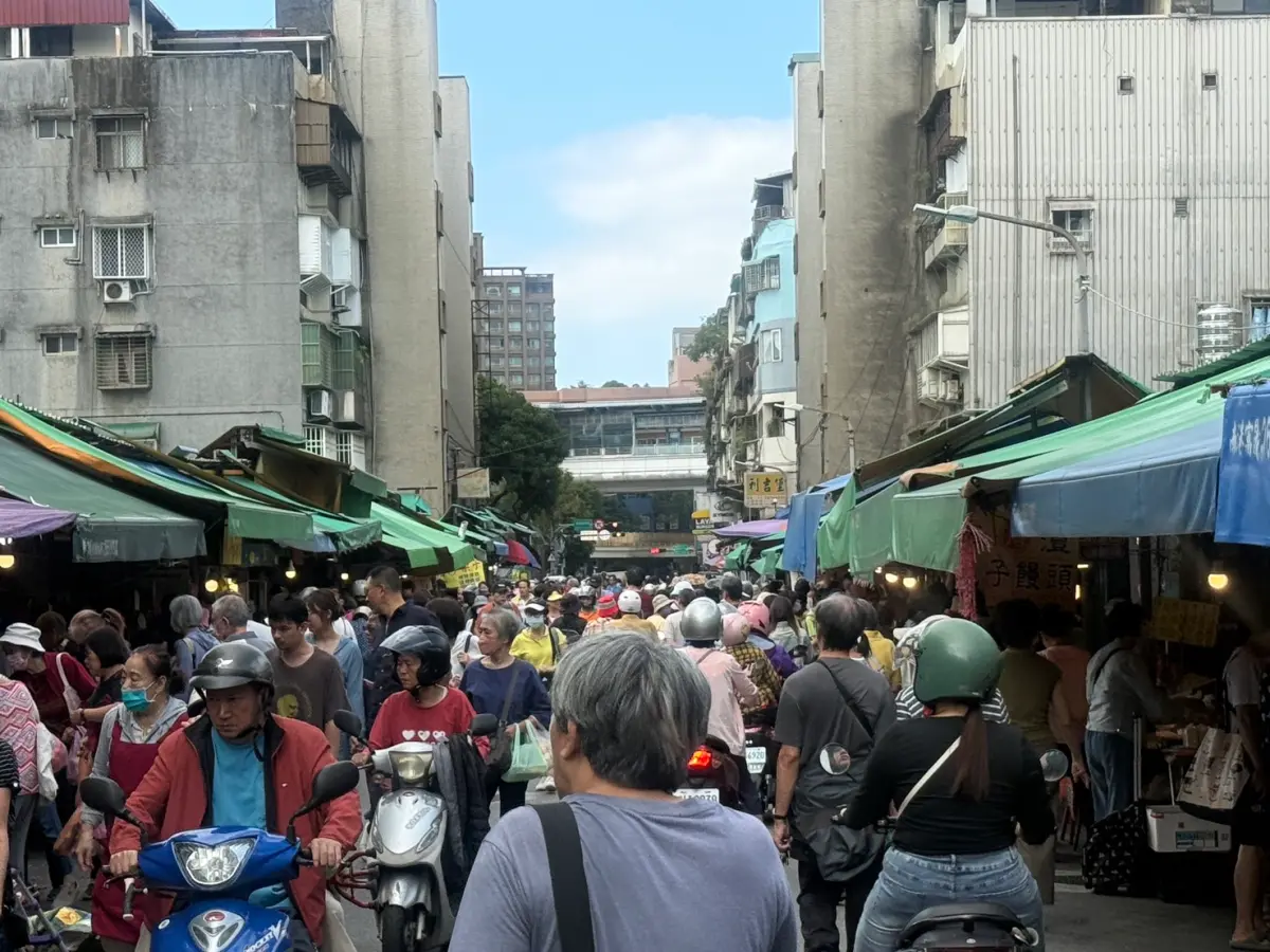 鳳凰颱風逼近！直擊台北市場 人潮搶買豬肉、蔬菜先囤耐放高麗菜