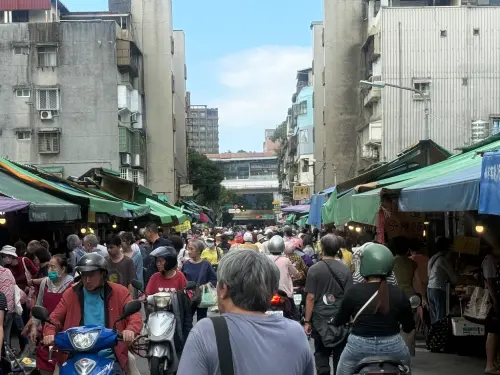 鳳凰颱風逼近！直擊台北市場　人潮搶買豬肉、蔬菜先囤耐放高麗菜
