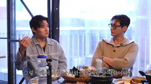 ▲姜河那（左）認為，會劈腿的人，就是會劈腿，有沒有男女混合旅行都一樣。（圖／시즌비시즌 Season B Season YouTube）