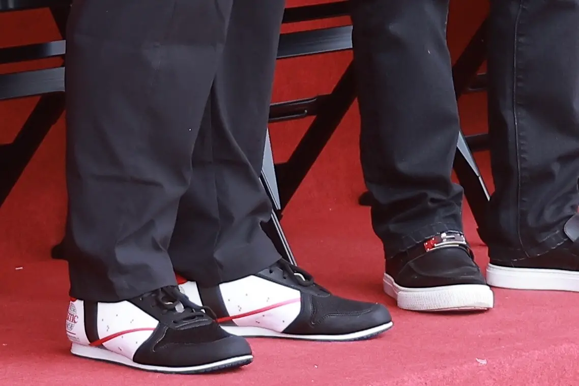 ▲台積電董事長魏哲家腳上穿的鞋子超特別，上面印有tsmc（台積電英文縮寫）的字樣。（圖╱記者葉政勳攝）