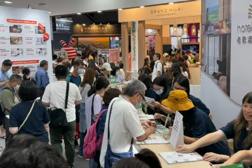 ▲各家飯店的結帳櫃檯忙不停，持續幫民眾結帳。（圖／記者葉盛耀攝）