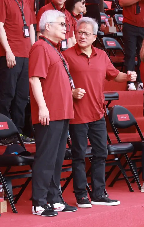 ▲仔細近看，運動服單側邊有深色、黃色的線條，像極了電路板。（圖╱記者葉政勳攝）