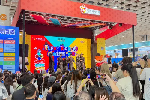 ▲韓國館邀請偶像站台，吸引大批粉絲到場。（圖／記者葉盛耀攝）