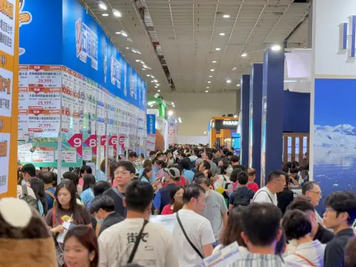 ▲旅行社區同樣吸引民眾，精打細算值得下手的行程。（圖／記者葉盛耀攝）