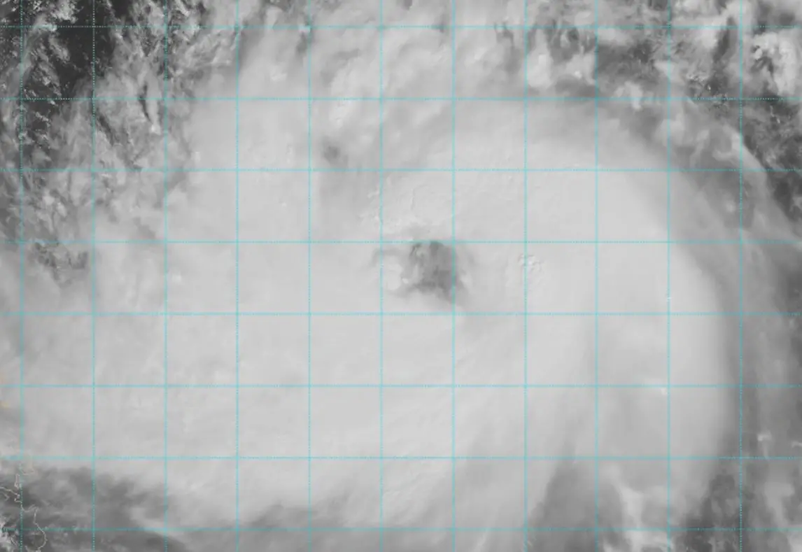 ▲前氣象局長鄭明典表示，鳳凰颱風對流雲系持續增強，已逐漸形成眼牆結構，並且即將強襲菲律賓，至於對台灣的影響，要密切注意颱風通過菲律賓之後的變化。（圖／翻攝自鄭明典臉書粉專）