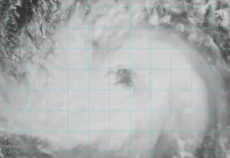 ▲前氣象局長鄭明典表示，鳳凰颱風對流雲系持續增強，已逐漸形成眼牆結構，並且即將強襲菲律賓，至於對台灣的影響，要密切注意颱風通過菲律賓之後的變化。（圖／翻攝自鄭明典臉書粉專）