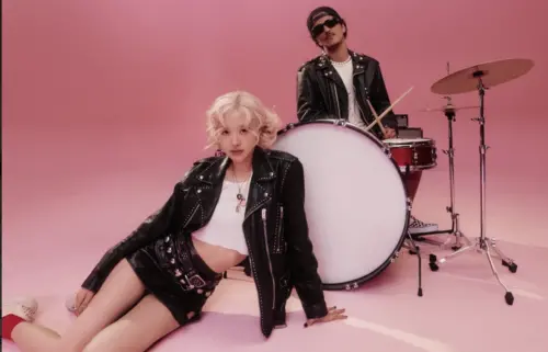 ▲BLACKPINK成員之一ROSÉ（左）與火星人布魯諾Bruno Mars聯手合作神曲〈APT.〉相當洗腦，成為偶像年榜第二名。（華納音樂提供）