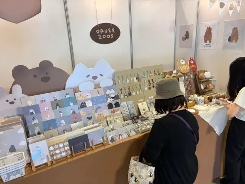 ▲本次pinkoi市集六大主題展區包含「時尚星環」「居家生活」「星空廚房」「插畫角色」「文具漫遊」與「親子工坊」。（圖／花博公園臉書）