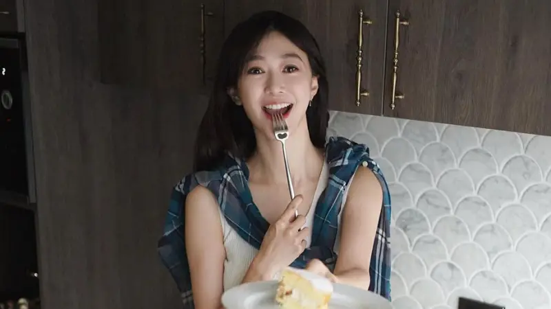 ▲許蓁蓁透露馬筱梅對汪小菲與大S的家人宛如親生，今年更包場替玥兒慶生，稱「她從沒抱怨過」，許蓁蓁形容閨密個性真誠、婚姻穩定，笑言：「她真的很用心在這個家裡。」（圖／翻攝自許蓁蓁IG@pearljanejanehsu）