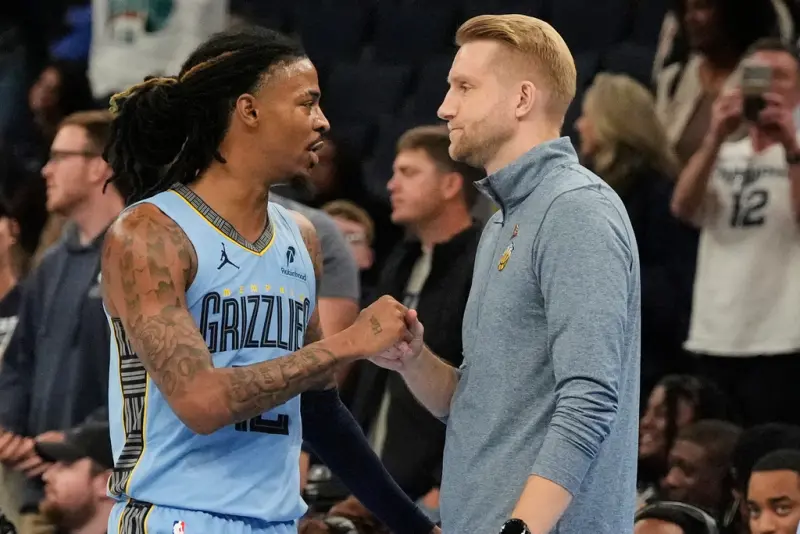 ▲灰熊隊在經歷莫蘭特（Ja Morant）與教練團公開爭執的內鬨風暴後，奇蹟般地以118比104痛宰獨行俠。莫蘭特賽後親口證實，這場氣氛翻轉是從前一晚的內部衝突與「重新專注」開始。（圖／美聯社／達志影像）