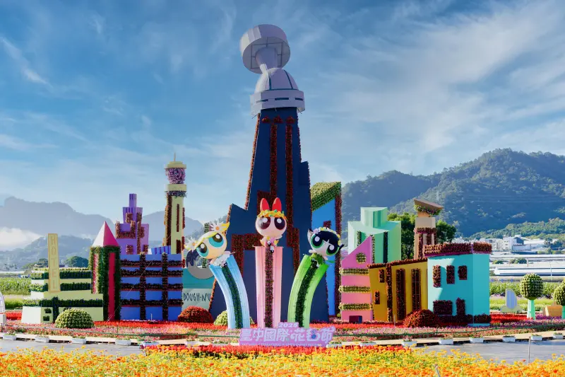 ▲2025新社花海暨台中國際花毯節今天登場，以「飛天小女警」為主題，打造18公尺高的大型主花毯及機械動態展演。（圖／台中市政府提供，https://www.taichung.gov.tw/3136748/post）