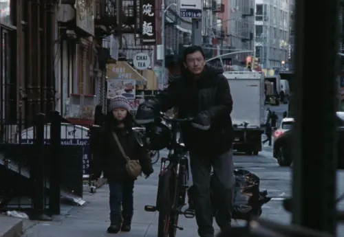 ▲張震（中右）在《幸福之路》扮演紐約的外送員，一度連當地真正的外送員都以為他發生事情，前來關心。（圖／甲上娛樂提供）