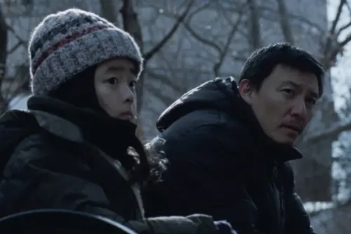 ▲張震（右）在《幸福之路》與女童星有父女親情對手戲。（圖／甲上娛樂提供）