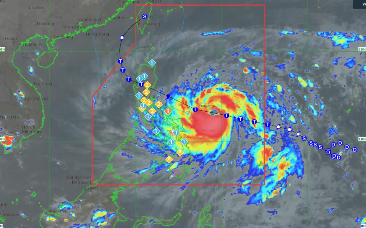 ▲菲律賓氣象局警告，颱風「鳳凰」（Fung-wong，菲國稱Uwan）正快速朝該國靠近，預計9日晚間登陸時將增強到超級颱風等級，環流可覆蓋整個國家。（圖／翻攝自菲律賓氣象局）