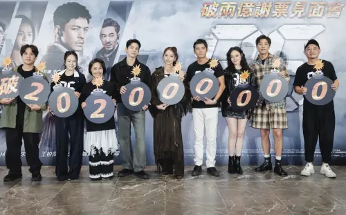 ▲《96分鐘》導演洪子烜（左起）、孔令元、呂雪鳳、林柏宏、宋芸樺、王柏傑、姚以緹、蔡凡熙與監製鄒介中，開心慶祝全台票房賣破兩億。（圖／華影國際提供）