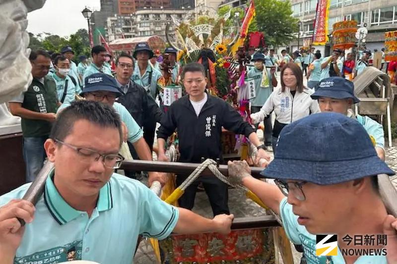 ▲高雄市覆鼎金保安宮舉辦三民區鼎金7里遶境祈福活動，覆鼎金保安宮董事長黃明華、高雄市議會副議長曾俊傑(中)等人，盼此一祈福活動，能促進地方和諧保平安。(圖／記者黃守作攝，2025.11.08)