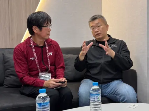 ▲蔡其昌（右）談到樂天桃猿的預算困境，他直言，台灣棒球正快速蓬勃發展，盼樂天母集團能加大投資。（圖／中職提供）