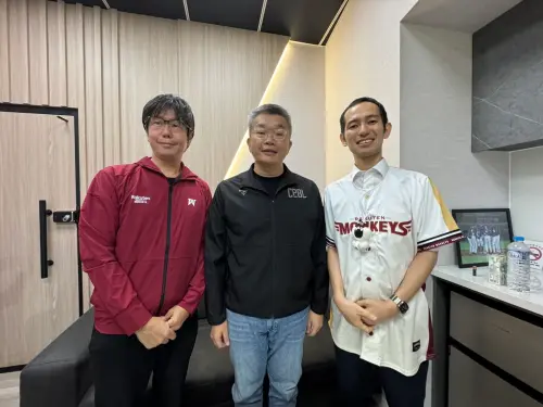 ▲中職會長蔡其昌（中）今日與樂天集團亞洲CEO葛城崇（左）、樂天桃猿領隊牧野幸輝（右）會談。（圖／中職提供）