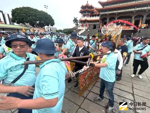 ▲高雄市覆鼎金保安宮舉辦三民區鼎金7里遶境祈福活動，覆鼎金保安宮董事長黃明華(左1)、高雄市議會副議長曾俊傑(右2)等人，盼此一祈福活動，能促進地方和諧保平安。(圖／記者黃守作攝，2025.11.08) 