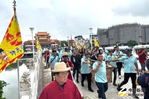 ▲高雄市覆鼎金保安宮舉辦三民區鼎金7里徒步遶境祈福活動，由覆鼎金保安宮啟程，進行鼎金7里遶境祈福活動。(圖／記者黃守作攝，2025.11.08) 