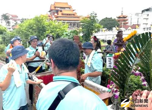 ▲高雄市覆鼎金保安宮舉辦三民區鼎金7里遶境祈福活動，善男信女在遶境途中祈福保平安。(圖／記者黃守作攝，2025.11.08) 
