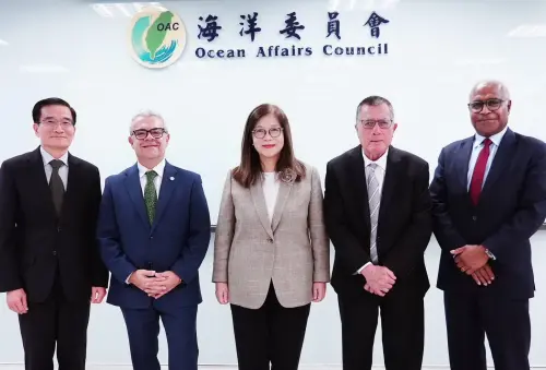 ▲海洋委員會主任委員管碧玲(中)與馬紹爾群島大使John M. Silk(右2)、巴拉圭大使Marcelo Eliseo Scappini Ricciardi(左2)、斐濟大使Filipo Tarakinikini(右1)互動熱絡。(圖／海洋委員會提供)