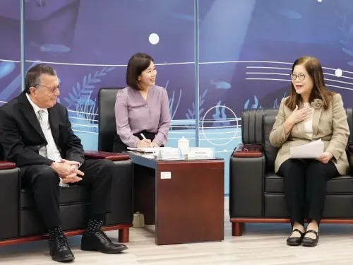 ▲海洋委員會主任委員管碧玲(右)與馬紹爾群島大使John M. Silk(左)，雙方就海洋治理、區域安全、氣候行動及國際法秩序等議題進行交流，以深化對我國海洋治理經驗的認識，並拓展未來合作的可能。(圖／海洋委員會提供)