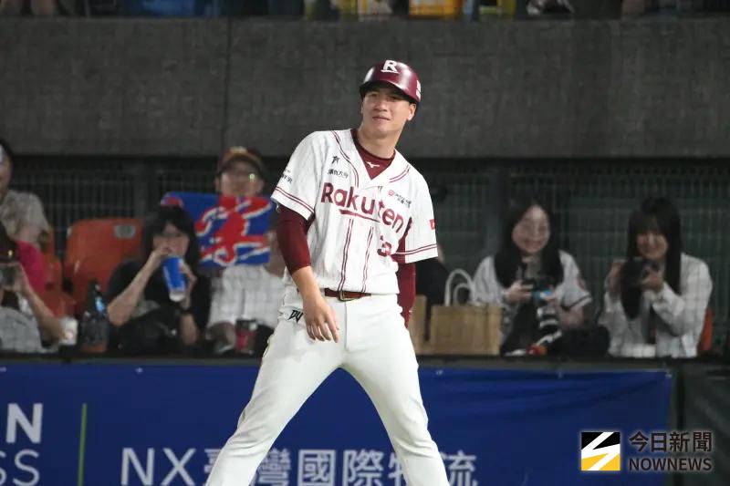 ▲樂天桃猿隊長林立在亞洲職棒交流賽充當一壘指導教練，桃猿總教練古久保健二表示，原本真的要讓他當「一日總教練」。（圖／記者林柏年攝,2025.11.08）