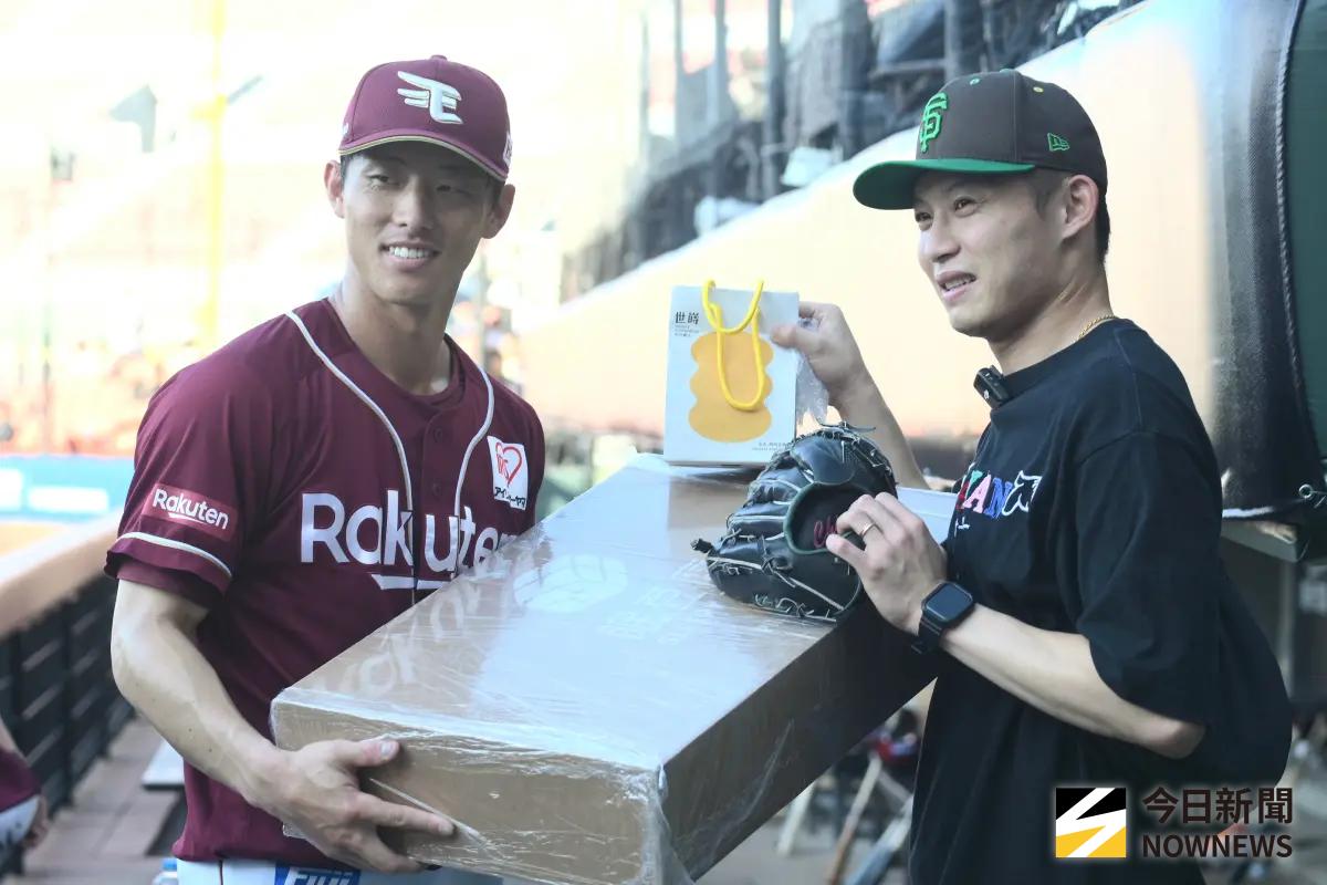 ▲富邦悍將投手江國豪（右）現身桃園球場，送台灣土產給「網友」辰己涼介（左）。（圖／記者林柏年攝,2025.11.08）