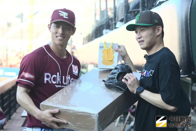 ▲富邦悍將投手江國豪（右）現身桃園球場，送台灣土產給「網友」辰己涼介（左）。（圖／記者林柏年攝,2025.11.08）