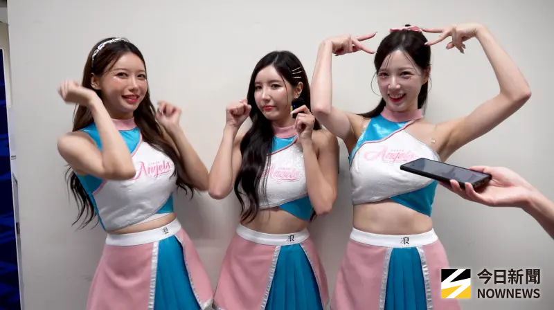 ▲P.LEAGUE+富邦勇士今（8）日在主場舉行開幕戰，不僅球場氣氛沸騰，啦啦隊Fubon Angels更迎來重磅驚喜，有「釜山女神」之稱的李晧禎暌違近一年再度回歸，與南珉貞、李雅英三人重組粉絲最愛的「韓籍三本柱」。（圖／陳云茹攝）