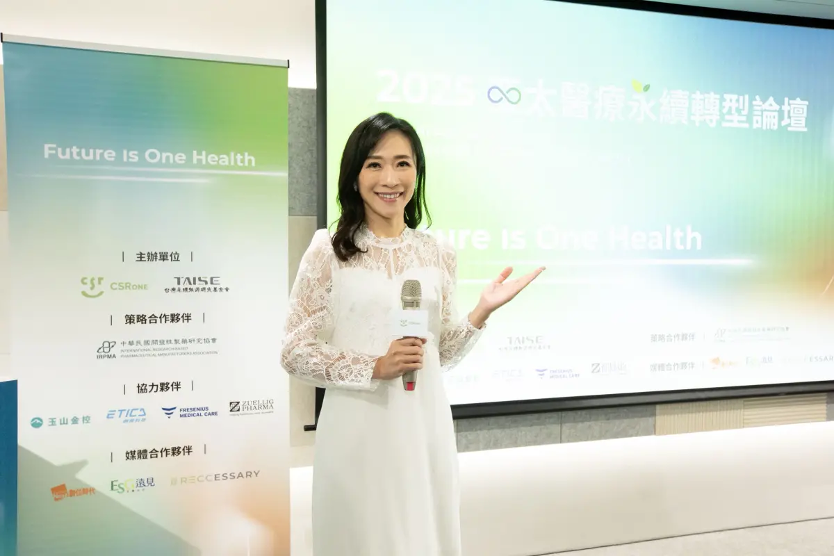 ▲ESG主播徐韻翔以專業且溫暖的氣場開場主持《2025亞太醫療永續轉型論壇》，引領現場近300位嘉賓展開跨界永續對話。（圖／主辦單位提供）