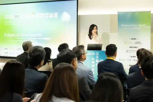 ▲徐韻翔在論壇主持過程中與產官學界領袖交流，聚焦「綠色醫療價值鏈」與「AI協作醫療」兩大主題，強調以人為本的永續科技願景。（圖／主辦單位提供）